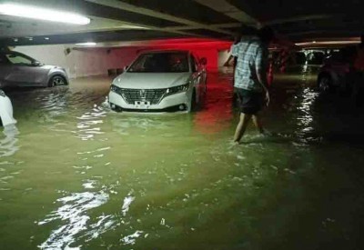 মোংলা বন্দরে বিদেশী জাহাজের সাইড ছিদ্র হয়ে গাড়ির ডেকে পানি মোংলা বন্দরে বিদেশী জাহাজের সাইড ছিদ্র হয়ে গাড়ির ডেকে পানি